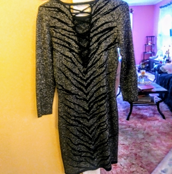 Dresses - Picture 2 of 5